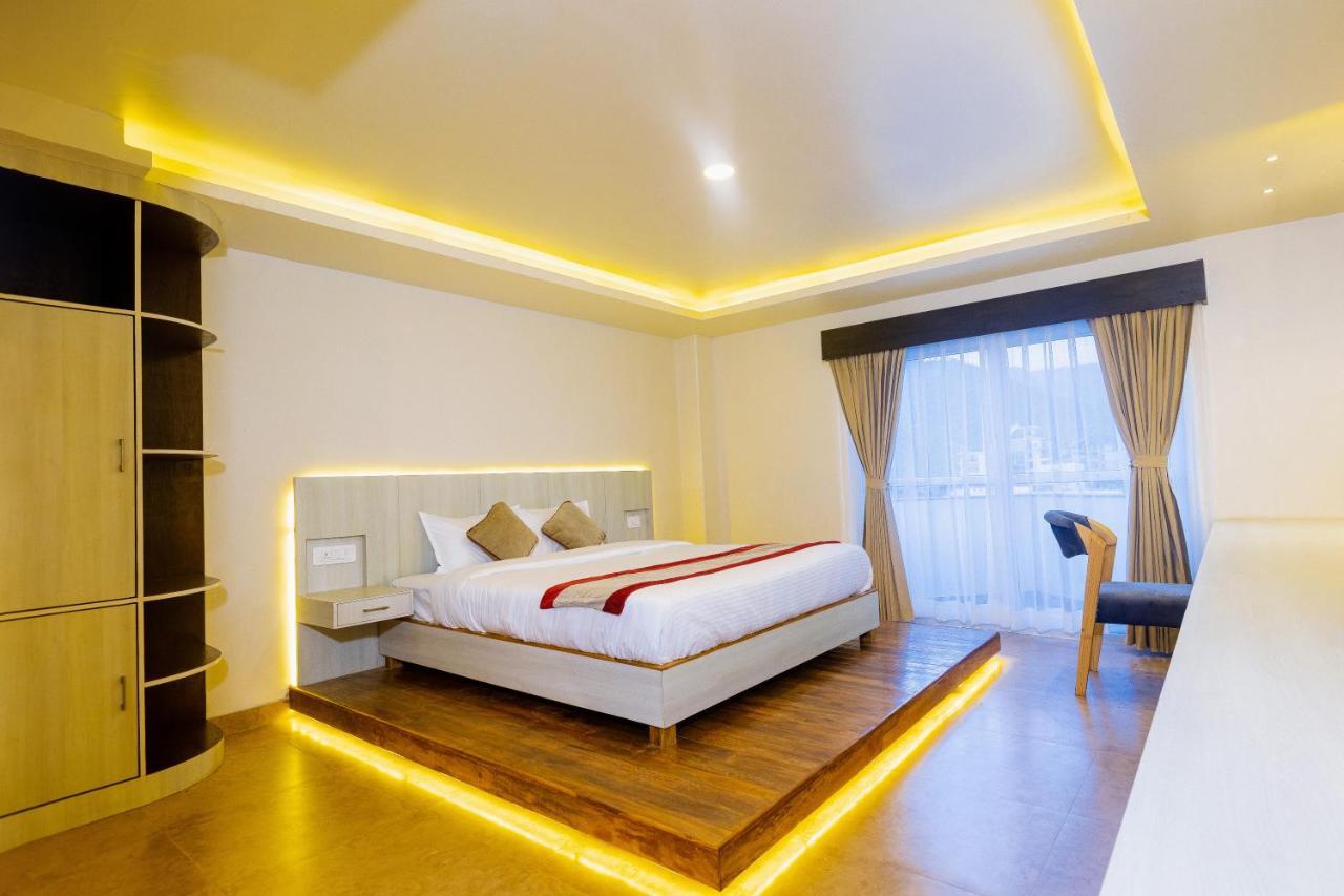 Poms Penthouse Apartment Pokhara Bagian luar foto